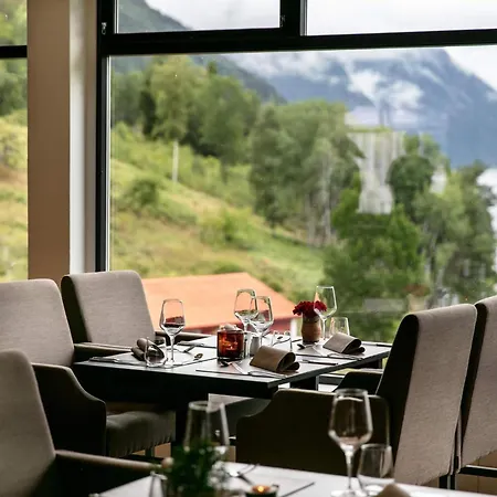 2 Person In Balestrand